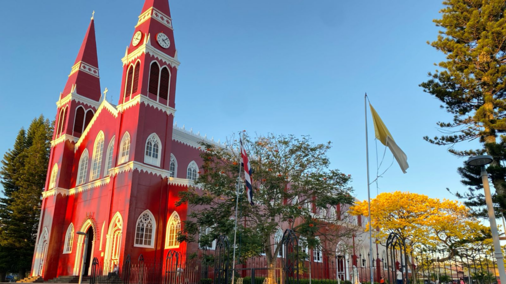 grecia centro iglesia small town