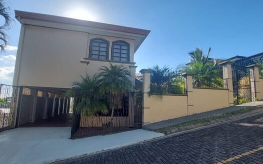 Expansive Colonial house for sale –