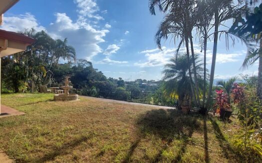 Expansive Colonial house for sale –