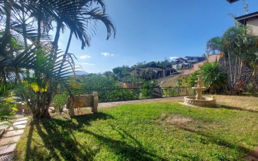 Expansive Colonial house for sale –